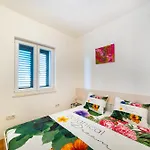 Апартаменты Happy In Center 10 Min Walk From Bacvice *