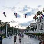 Апартаменты Happy In Center 10 Min Walk From Bacvice