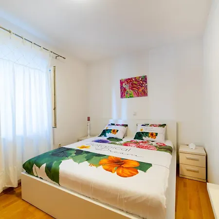 Happy In Center 10 Min Walk From Bacvice Apartment